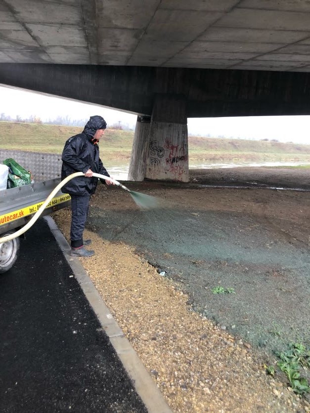 Oporný múr zo strany